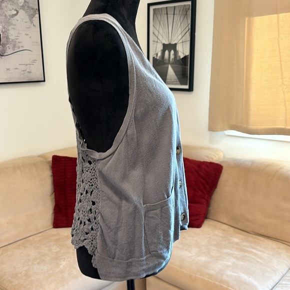 American Eagle Outfitters - Picture 7 of 8